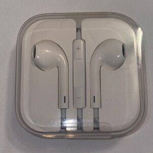 Apple EarPods headphone plug